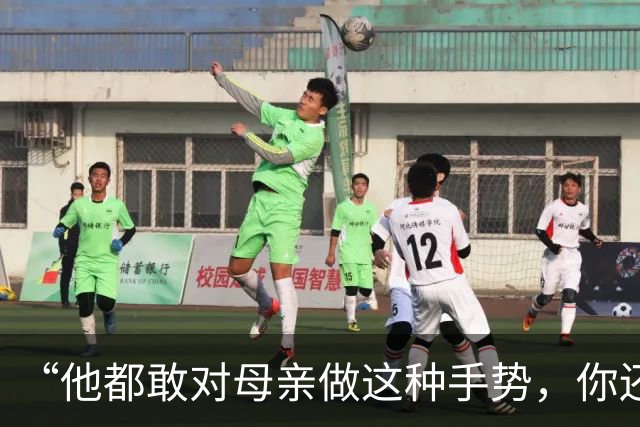 “他都敢对母亲做这种手势，你还能忍？”一段儿子要钱视频，诠释家教的重要